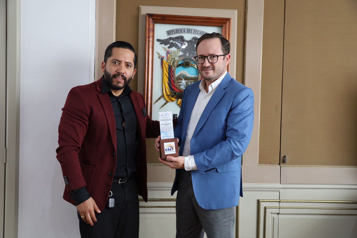 eerssaoficial's tweet photo. 📍Ahora II Pdte. Ejecutivo de EERSSA @ansamaniego recibe reconocimiento📜 del director del @CNELoja @LuisCisnerosJ por el aporte de la institución durante el proceso de elecciones. El compromiso de seguir trabajando por el desarrollo del país.🤝

#LaEnergíaSomosTodos https://t.co/MUfjgaIOEl