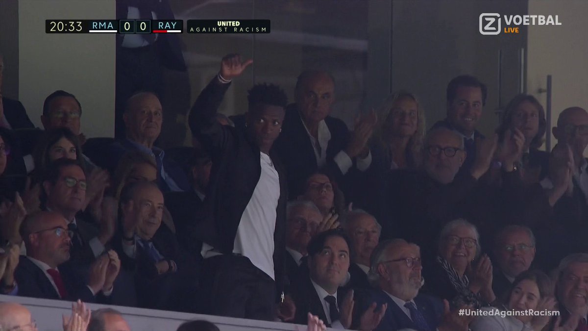 ✅ Le Santiago Bernabéu a APPLAUDIT Vini Jr 🇧🇷 à la 20ème minute. Il s’est levé et a remercié tous les supporters. #RealMadrid 🤍👏