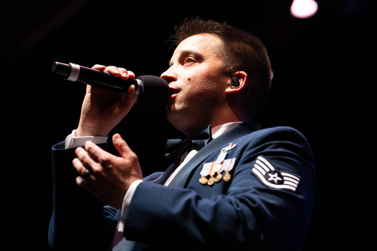 #ICYMI The USAF Band of Mid-America performed at the Hettenhuasen Center for the Arts at McKendree University in Lebanon, Illinois, earlier this week.🎤🎵 The performance, titled 'Chronicles of Valor,' honored service members and their families🇺🇸