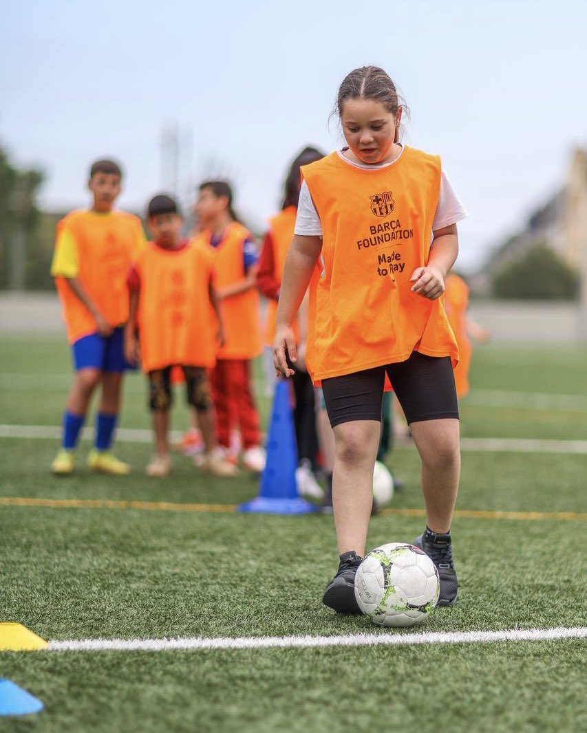 FundacioFCB's tweet image. Jornada Esportiva oberta al barri amb metodologia SportNet.
 
Les jugadores de l’equip 13 roses han liderat les activitats, fomentant la pràctica d'esport i els seus referents femenins. 💜

Gràcies a la col·laboració amb 🫱🏼‍🫲🏽 @nike en el programa #MadeToPlay

📍Baró de Viver