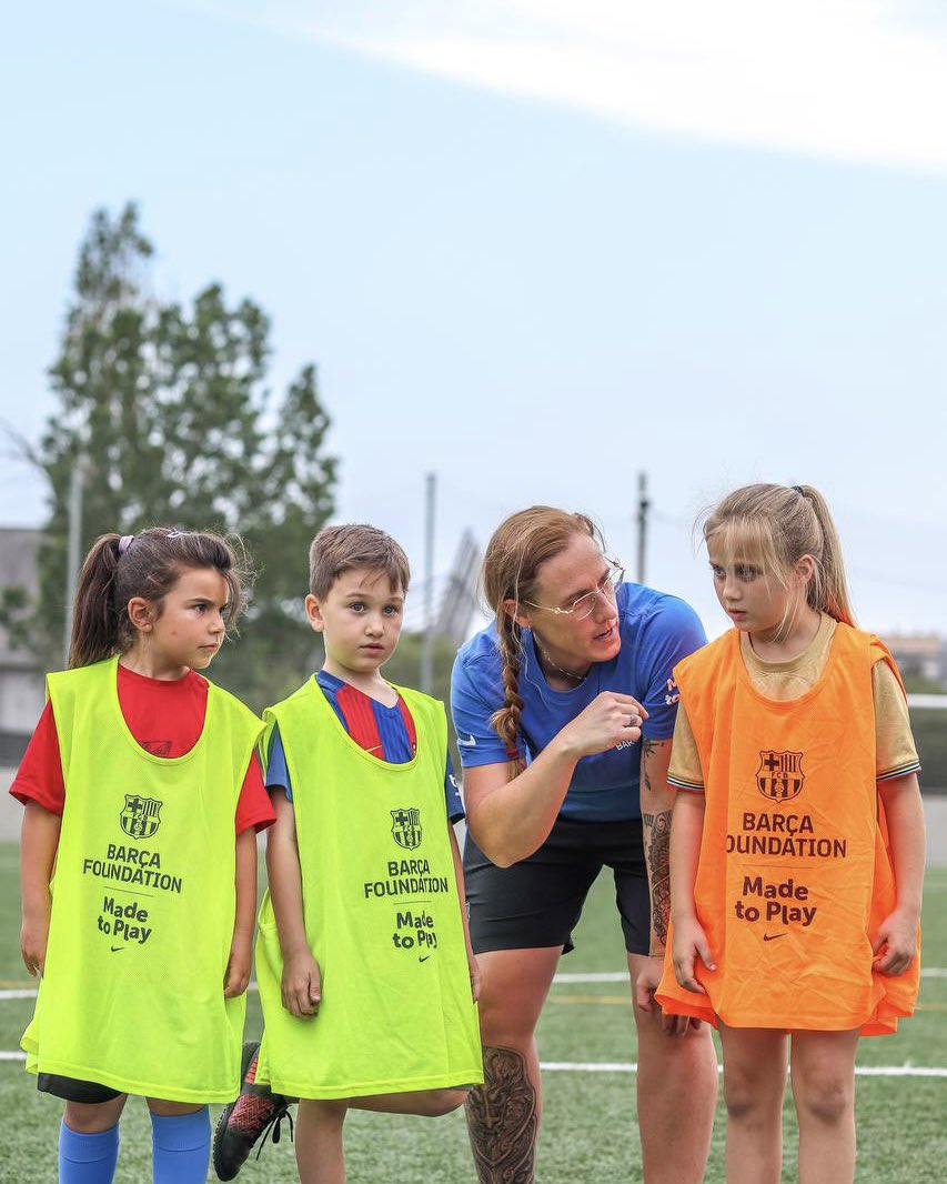 FundacioFCB's tweet image. Sports Day open to the neighborhood with SportNet methodology.

The players of the 13 Roses team have led the activities, promoting sports practice and its female role models. 💜

Thanks to the collaboration with 🫱🏼‍🫲🏽 @nike in the #MadeToPlay program.

📍 Baró de Viver