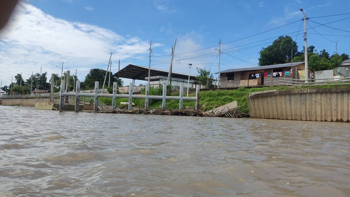 guchorumbero's tweet photo. Señor presidente @LassoGuillermo el cantón Aguarico también necesita atención, un muelle construido en la parroquia Nuevo Rocafuerte construido por el @ObrasPublicasEc se cae en pedazos y nadie hace nada. El costo fluvial es de 70 dólares ida y vuelta, quien puede vivir así ? https://t.co/uE3sJhFzPr