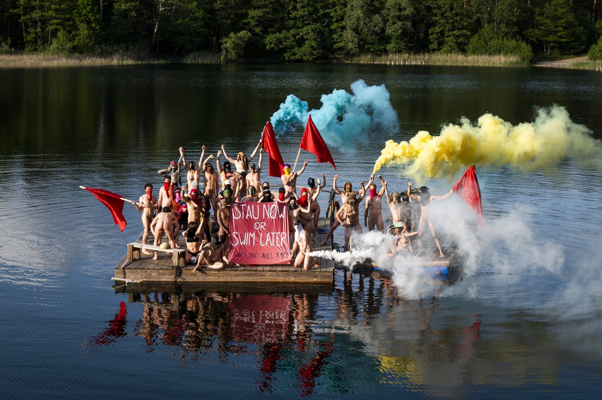 'Stau Now or Swim later' - Heute auf dem Floß, morgen auf der Straße. Wir lassen uns nicht spalten. Organisierte Solidarität mit der #LetztenGeneration! #wirsindalle129