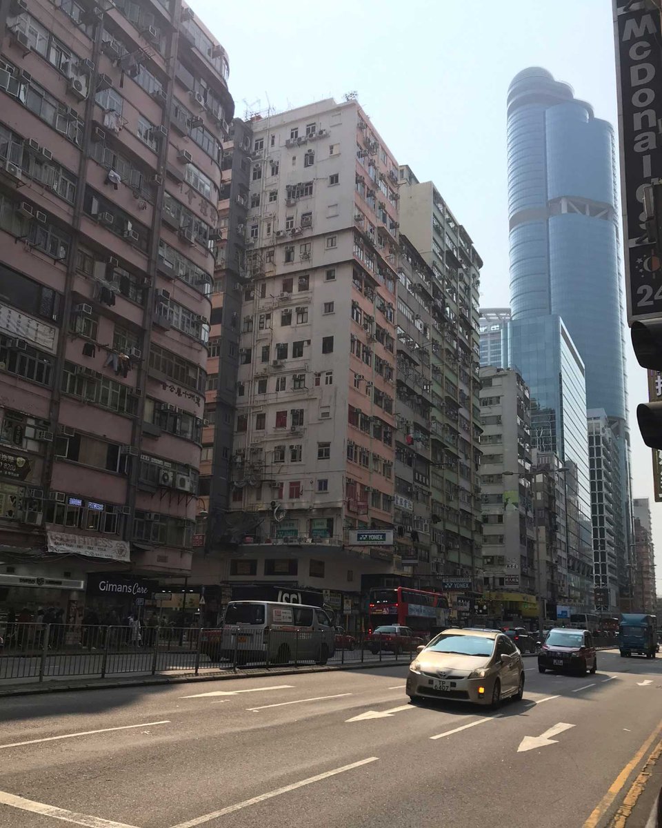 cheung_art's tweet photo. Davids härkomst är från metropol staden Hong Kong! Staden är förlagd på en yta nästan lika stor som Skåne, men med 7 miljoner invånare. David får sin inspiration av de många detaljer som finns på byggnaderna där. Scrolla för att se hans konst! https://t.co/p4qXgKeU0W