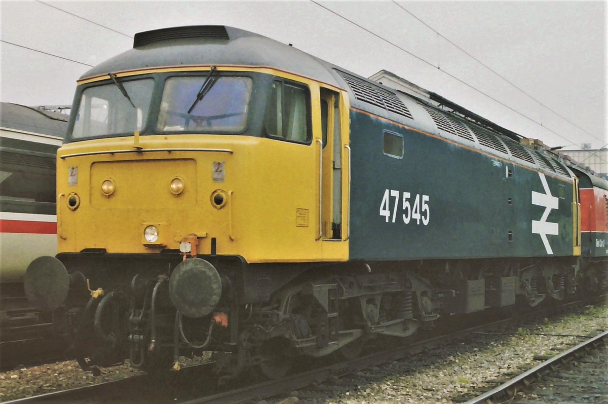 #OnThisDayinHistory 24 May 1988, 47545 at Crewe on test train duties. 
Looking smart in large logo blue with a dark grey roof, 47545 was soon to be renumbered 97545
A year later it was renumbered again as 47972 & named The Royal Army Ordnance Corps.  
#Class47 #RailVehicleTesting