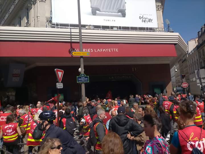 Grosse journée d'action de la CGT Commerces et Services avec les grands magasins parisiens fermés un bon moment ✊🏻💪🏻 J'imagine que les médias tairont encore cette action 🤦🏼‍♂️ #MediasComplices
#100joursDeZbeul #Tes100JoursSerontLenfer