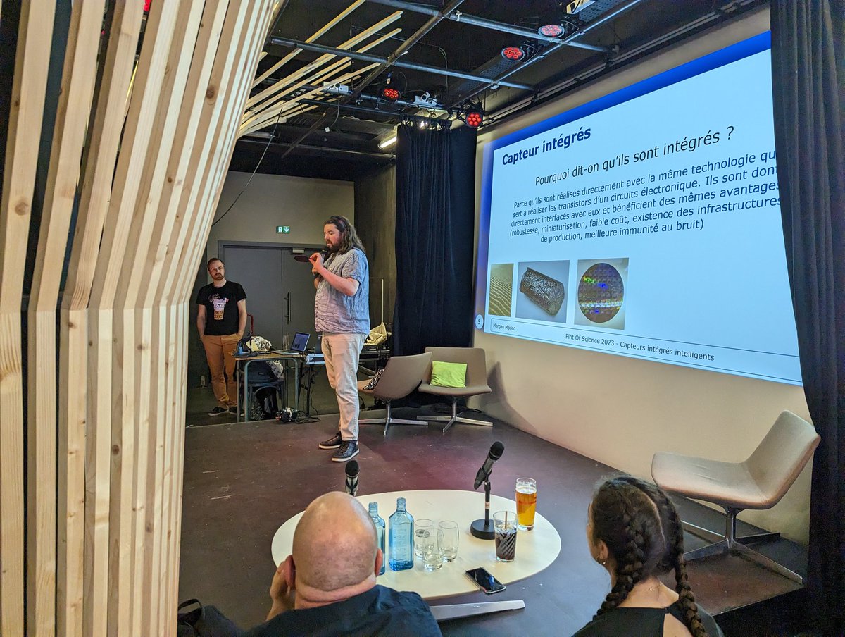 EleaHeberle's tweet image. "Ces six circuits sont-ils faits de saucissons de silicium?" C'est dur à dire, mais très clair à comprendre ! Morgan Madec, chercheur à l'Icube de #Strasbourg nous explique les capteurs intégrés intelligents, de A à Z ! Ça se passe au @Shadok_eu en ce moment ! #Pint23