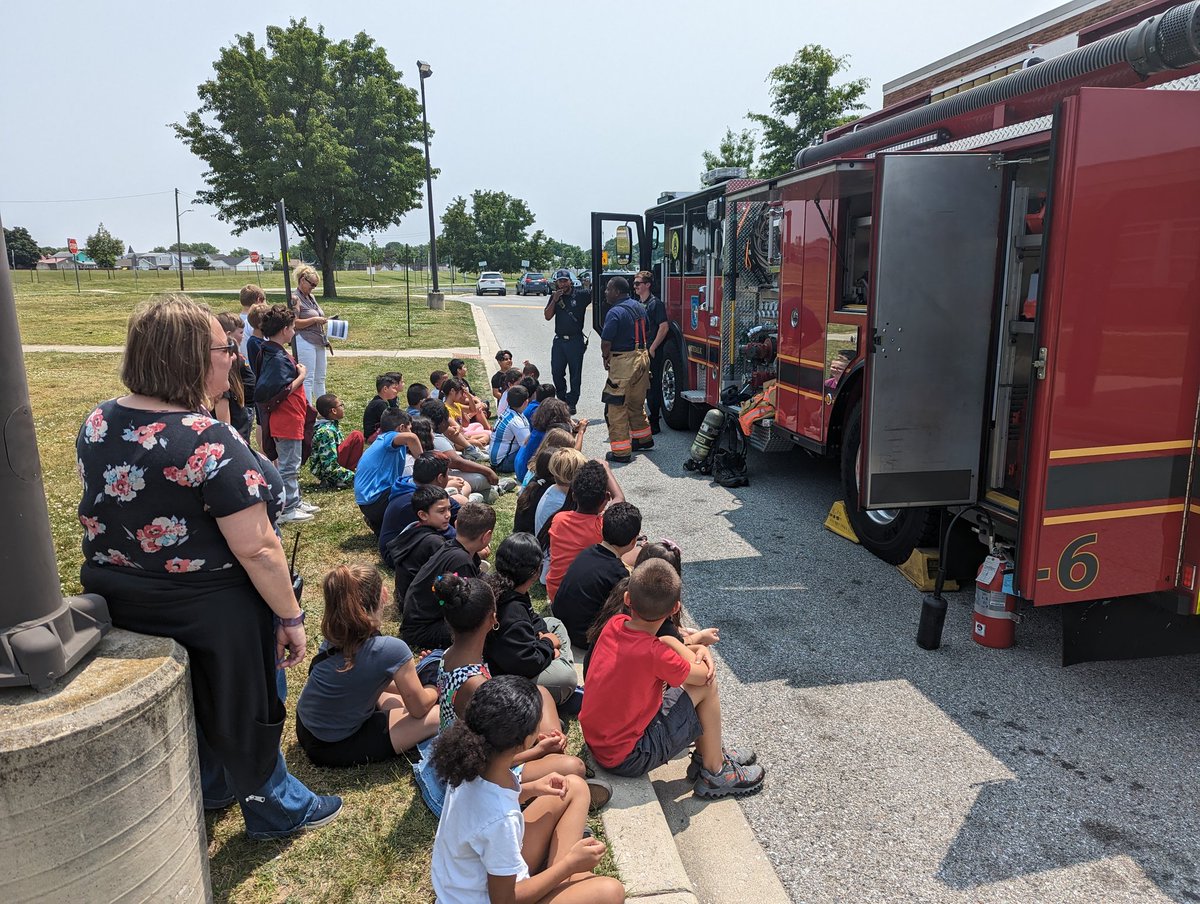 jruppert_2's tweet photo. Loving learning about all of the different careers that are visiting Norwood today! @NorwoodES @canstafford https://t.co/ZLO5LV8lJk
