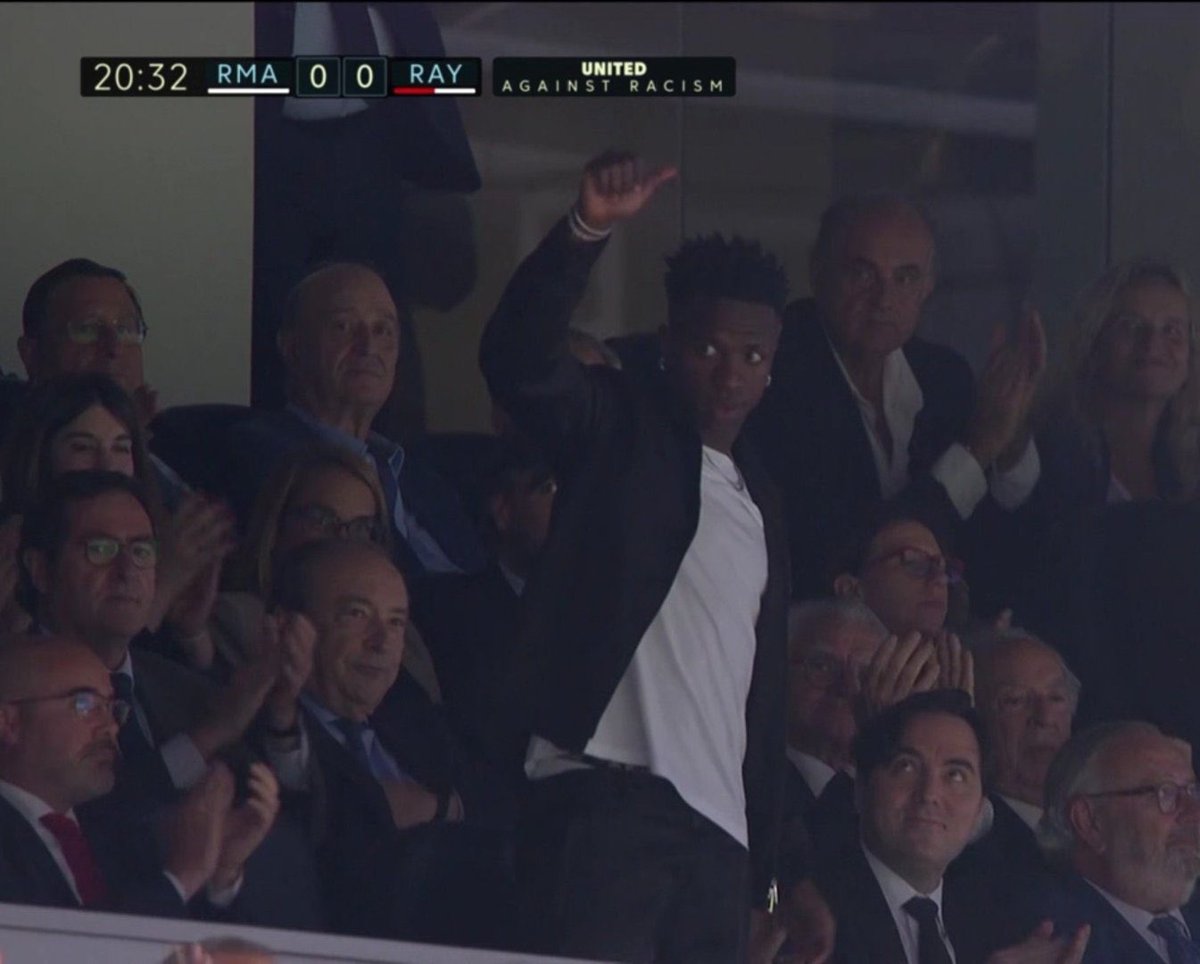 Mxrdukk's tweet photo. Primero ovacionan a un agresor y ahora a un tonto que les llama racistas a la cara. En el bernabue se puede esperar de todo como hacer el ridículo ovacionado a Mbappe y celebrando su gol 🤣. No le busquen una explicacion simplemente son Madridistas. https://t.co/HBlw4vtfv3