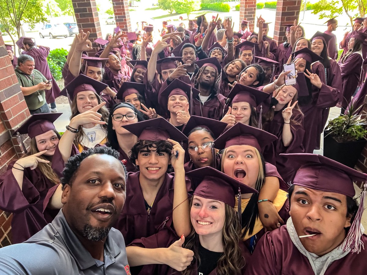 CabCoSchools's tweet photo. It is an great day to be a Bulldog! 🐾🎓🌟
Celebrating our seniors from Jay M Robinson HS as they took their senior walks through the hallways of Pitts School Road Elementary School and finished on the playground! The countdown to graduation is on! 🙌 🥳

#CabCoGrads23 #Onward https://t.co/4RK7tw56nC