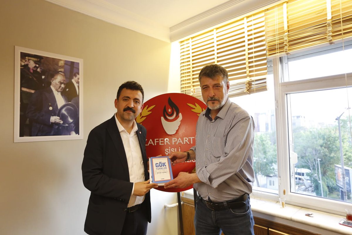 ZPSisli's tweet photo. CHP Şişli İlçe Başkanı Syn Tamer Özcanlı bey ve SP Şişli İlçe Başkanı Syn Kadri Eres Bey ziyaretimize geldiler. Kendilerine Ümit Özdağ İmzalı Saray Rejiminin çöküşü adlı kitabı ve şehidimiz Sinan Ateş'in Gök Türkler kitabını hediye ettik. Ziyaretlerinden ötürü te��ekkür ederiz https://t.co/R4vHMYtXSA