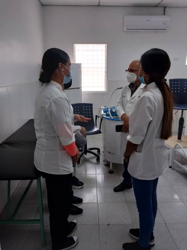 Fructífera visita al CDI Sefar del Asesor Nacional de Docencia.  Momento propicio para el intercambio con pacientes y estudiantes acerca de sus experiencias en nuestro CDI 
#DistritoEsSalud
#CubaPorLaVida 
<a href="/cubacooperaven/">Brigada Médica Cubana en Venezuela</a> <a href="/dcmedica/">Misión Médica Cubana en el Distrito Capital</a>