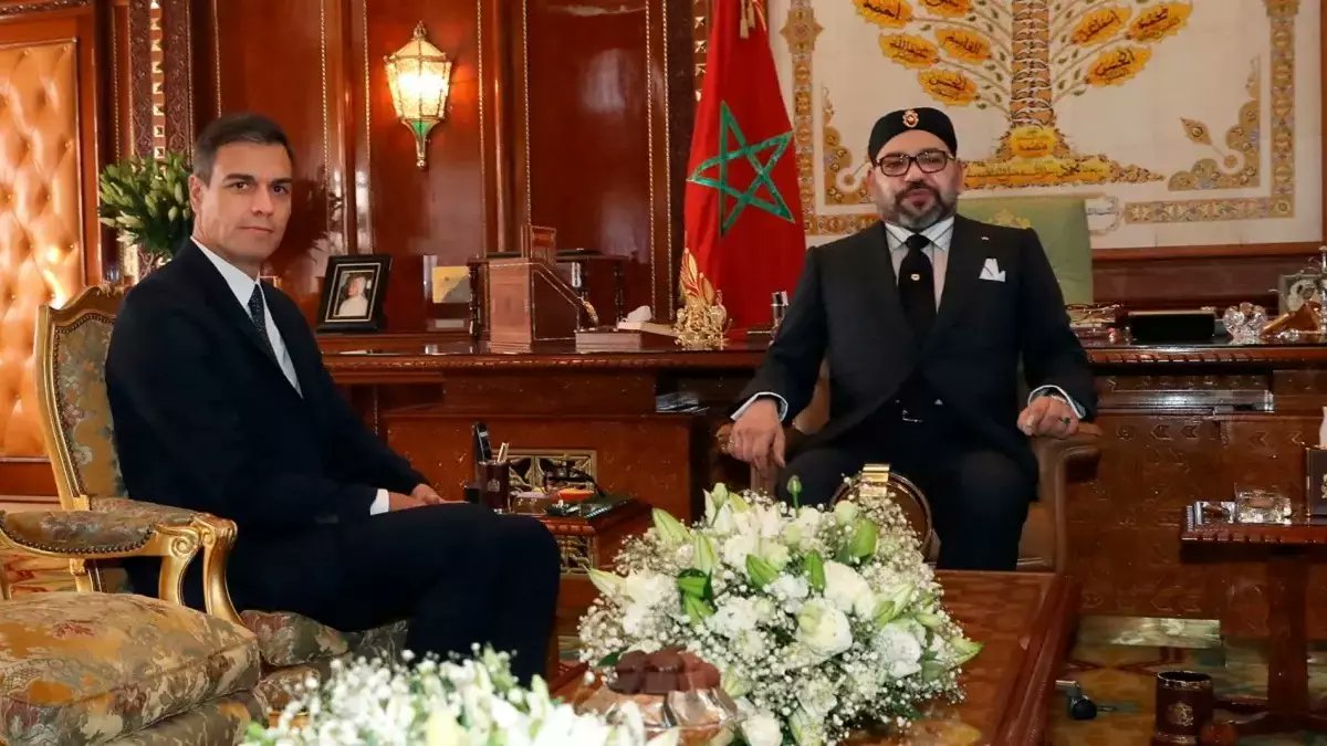 herqles_es's tweet photo. 🇪🇦🇲🇦 | Alvise Pérez informa de que Pedro Sánchez telefoneó esta mañana a Aziz Akhannouch (Jefe del Gobierno Marroquí) en relación a las revelaciones del CNI sobre la presunta participación marroquí en la compra de votos.

La llamada ocurre después de que el monarca Mohamed VI decidiera no interactuar telefónicamente con el Presidente de España. Se realizará una reunión extraoficial entre miembros del gobierno marroquí y español hoy en Barcelona y mañana en Rabat.