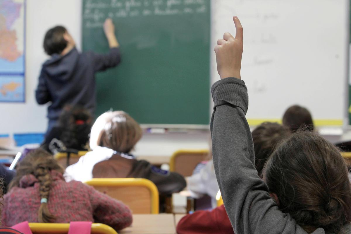 sudouest's tweet photo. Pénurie d’enseignants : l’académie de Versailles veut recruter 500 contractuels pour la rentrée prochaine https://t.co/YZp1aosSqn https://t.co/Pe8jwrOOOR