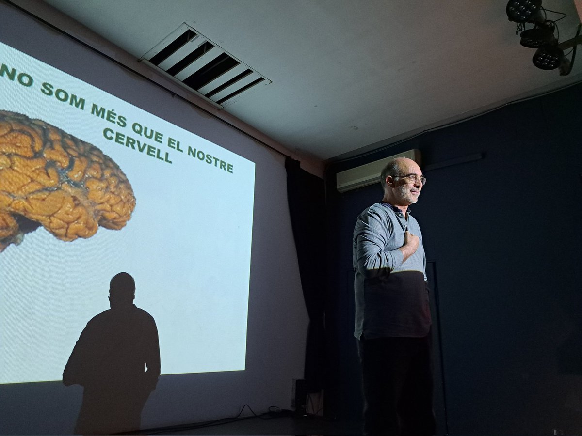 neuronacher's tweet image. Enrique Lanuza parlant de neurones, plaer i por #Pint23ES #pint23VLC