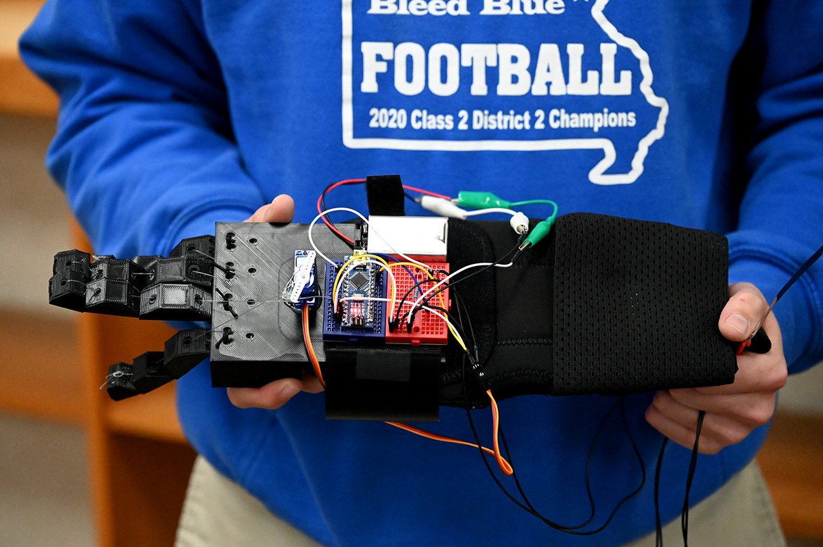 DuchesneHS's tweet photo. Logan Murrish '25 created a prosthetic batting glove for his 4th quarter STEM project! 

For this project, students had to create something using STEM that would help make someone's life better.

Read the full article at https://t.co/Wsh3Xix53Z

#DHSPioneers #STEM https://t.co/bdDNcO5Tf3