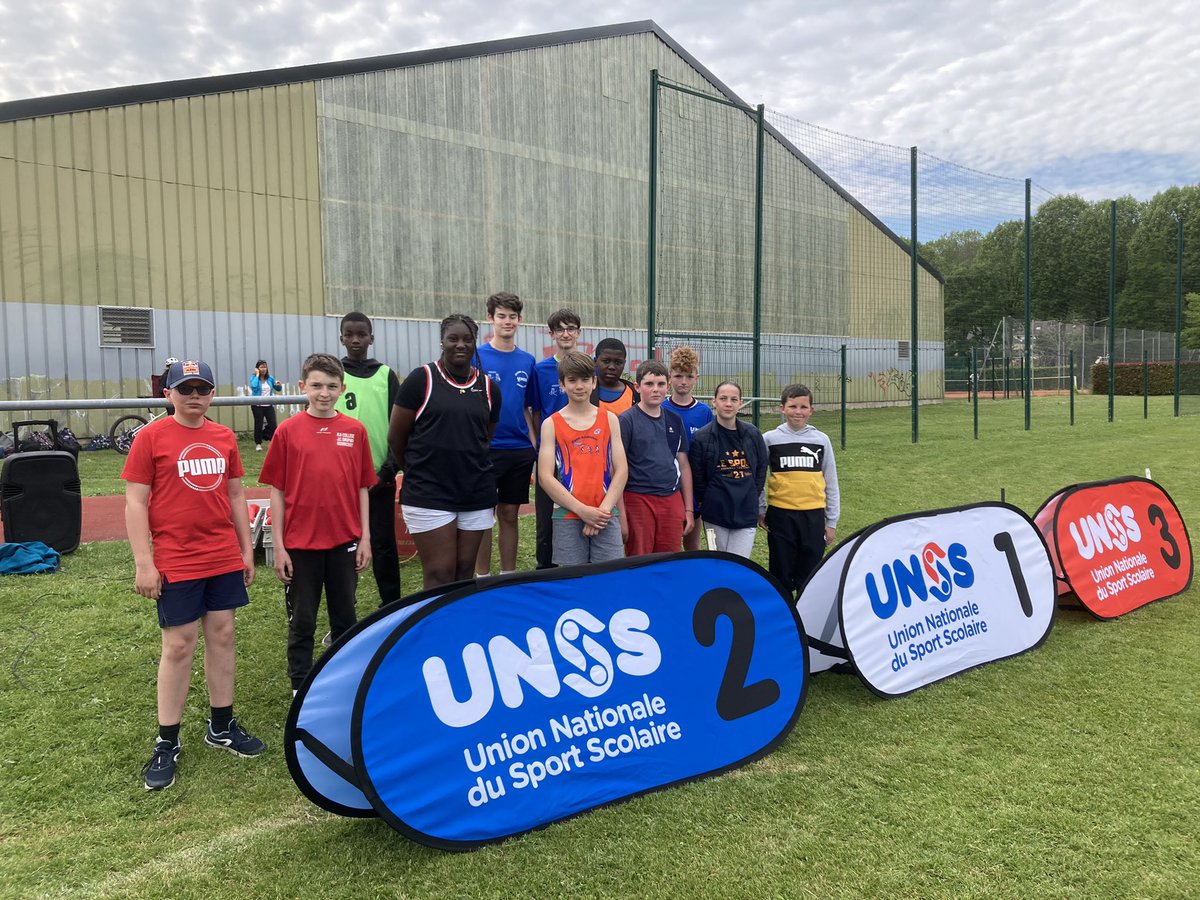 UnssEure's tweet photo. Très belle journée pour le championnat jeux de l’unss avec de l’athlétisme et du handball pour 19 équipes de benjamins mixtes des collèges @eureennormandie à @VilleEvreux https://t.co/bvIXgl1o0u