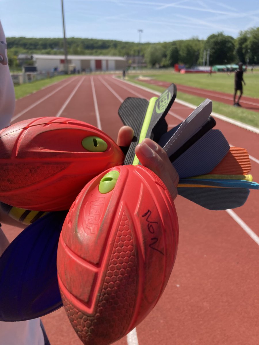 UnssEure's tweet photo. Très belle journée pour le championnat jeux de l’unss avec de l’athlétisme et du handball pour 19 équipes de benjamins mixtes des collèges @eureennormandie à @VilleEvreux https://t.co/bvIXgl1o0u