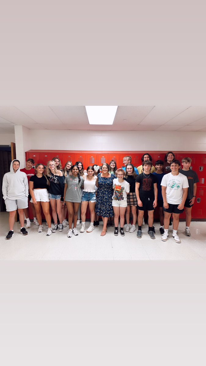 1 play, 2 presentations, 3 projects, 5 novels, 20 poems, &amp; “a billion” essays later… ♥️ 🦅 Had the best year with this group!