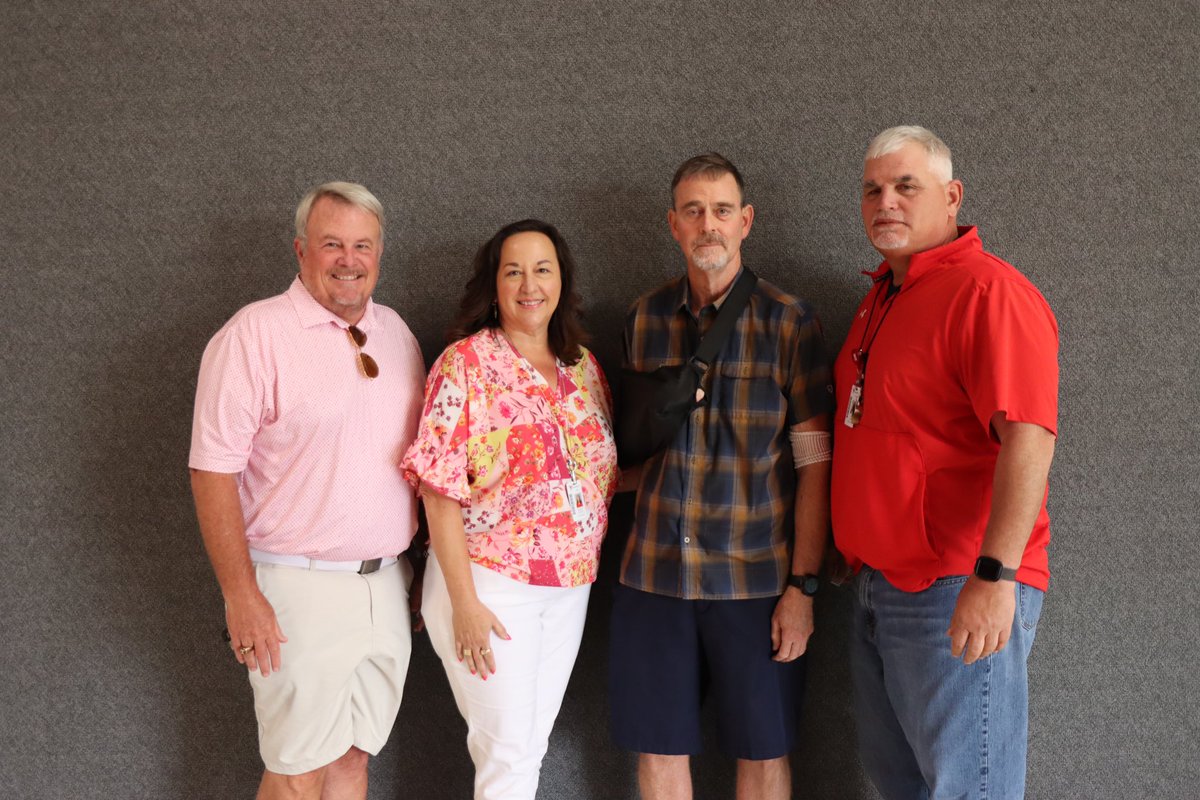 MarshallMavsAth's tweet photo. Congratulations to Coach Bobby Carson on his retirement after serving 18 years in Marshall as the Head Boys Basketball Coach! Thank you for your dedication and commitment to the kids of Marshall ISD!🤘🏀

#GYHU #WeAreMarshall https://t.co/SO3ZPv03rK