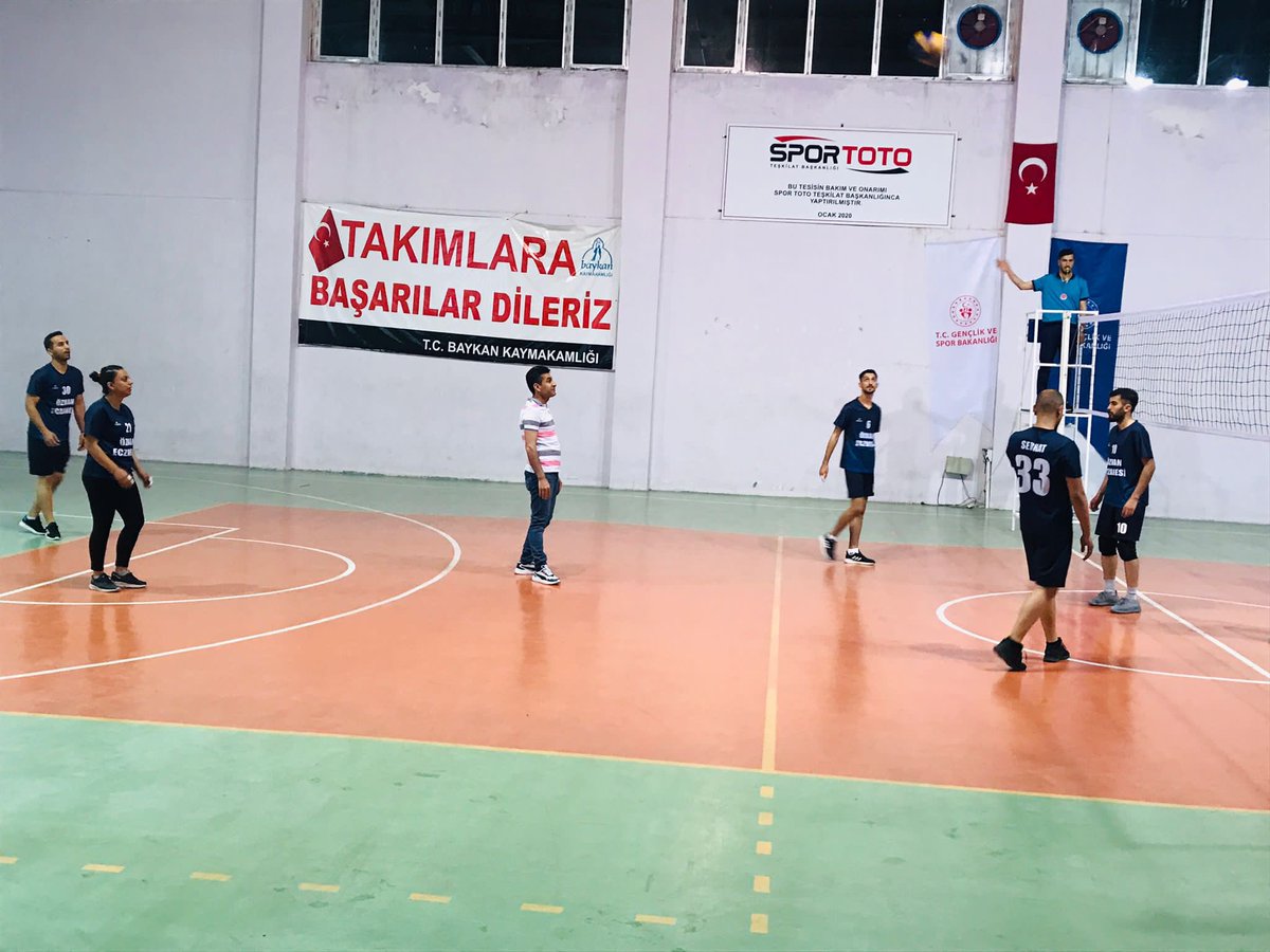 Gençlik ve spor ilçe müdürlüğü ile ortaklaşa düzenlediğimiz kurumlar arası voleybol turnuvası devam ediyor. Tüm takımlarımıza başarılar dileriz. 👏🏻

<a href="/tcmeb/">Millî Eğitim Bakanlığı</a> <a href="/mem_siirt/">Siirt İl Millî Eğitim Müdürlüğü</a> <a href="/dnzdp1979/">Deniz Edip</a> <a href="/SiirtValiligi/">Siirt Valiliği</a> <a href="/BaykanKmk/">Baykan Kaymakamlığı</a> <a href="/bagliemin/">Emin BAĞLI</a> <a href="/vahap_gulmez/">Vahap Gülmez</a>