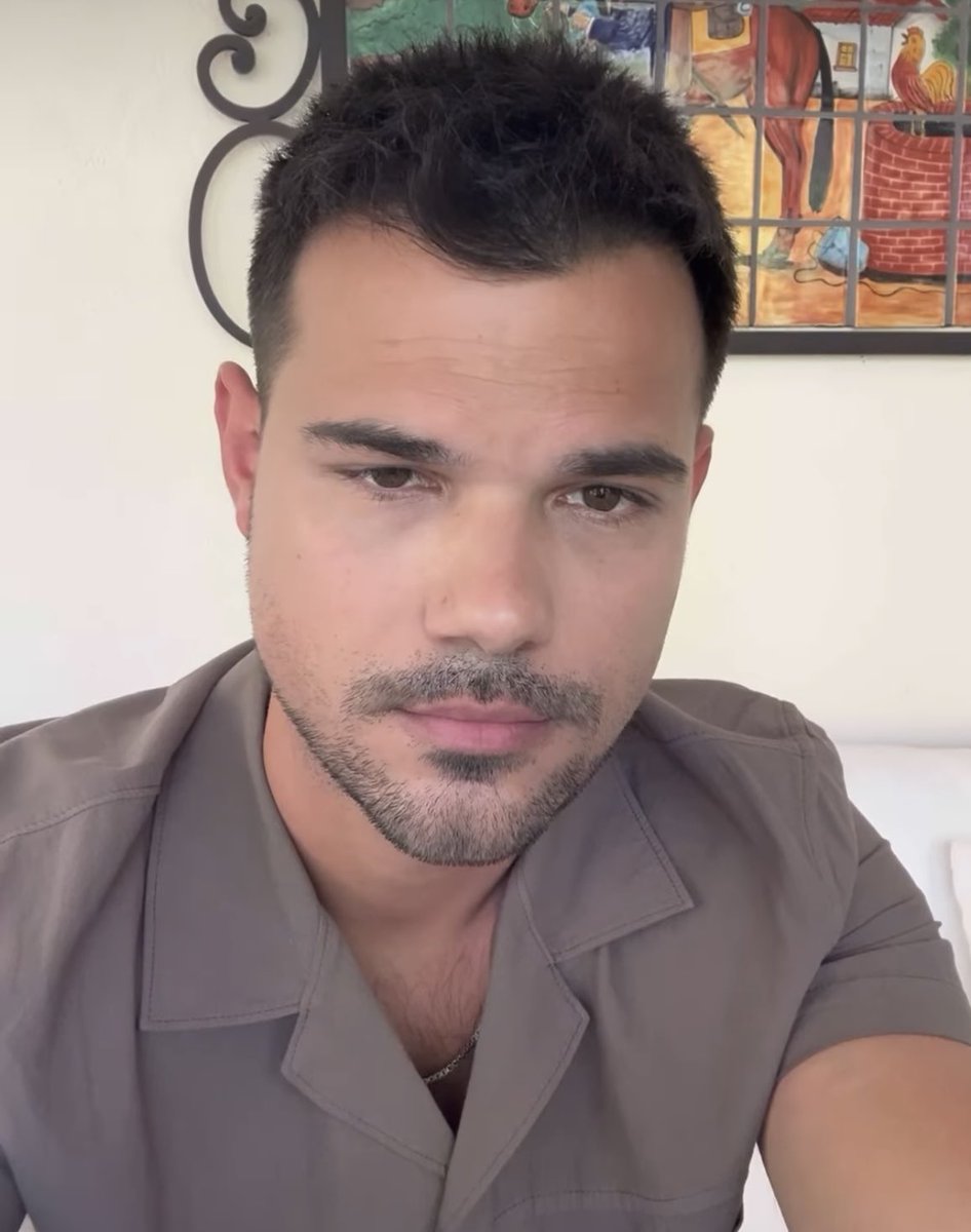 QGdoPOP's tweet image. 🚨Taylor Lautner faz vídeo e expõe comentários de ódio que vêm recebendo sobre sua aparência: "Ele não envelheceu bem", “Ele se parece com merd*”. 

"Esses comentários são de um único post, se fosse a 10 anos atrás ia entrar em um buraco e não ia mais sair… Vamos espalhar amor.”