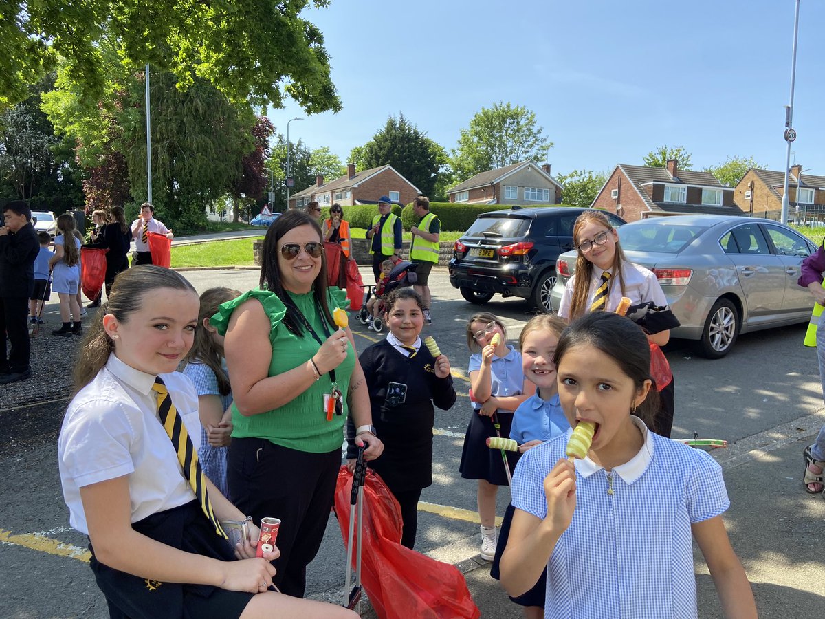 rebeccaclaires1's tweet photo. We loved our litter pick this afternoon with Year 8 of Newport High and Year 3 of Malpas Church School #ThyKingdomCome #careforcreation @GreenBettws @MonmouthDCO @cherry_vann @ARochaUK @MCPS_year3 @NewportH @Community_NHS_ https://t.co/g5XB8CmsSo