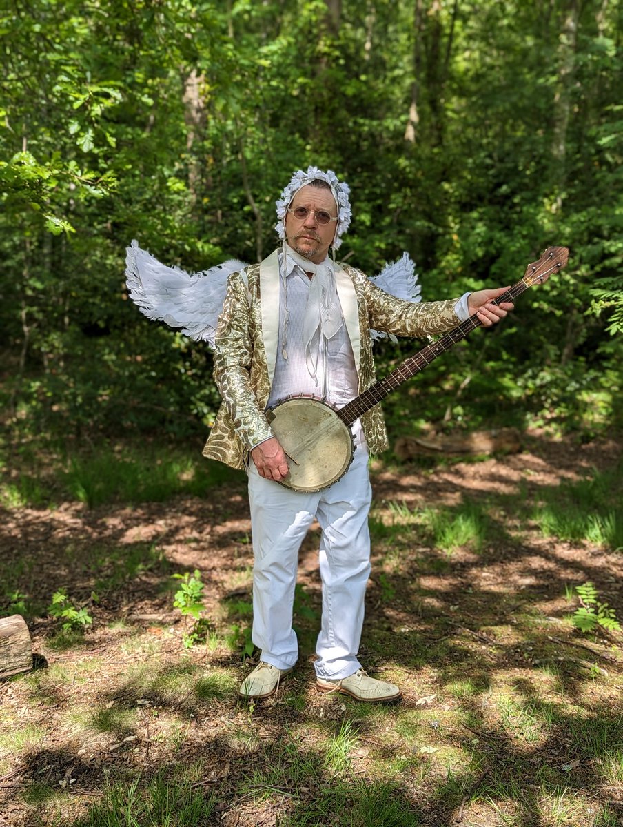 Bonnet Man is my new banjo playing creation ! I'm feeling strong vibes here wot year fink <a href="/Alan_Measles/">Grayson Perry</a> ? Next month @WAFfringe  14 June ! #worlddebut #bonnetman #jakerodrigued #technobanjo