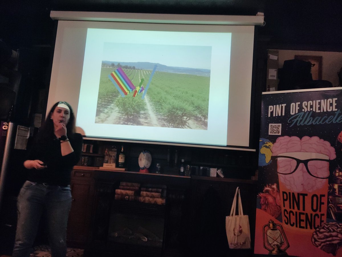 Fran_Jareno's tweet image. Estamos ya con la tercera jornada de la @pintofscienceES #Pint23ES #Pint23ALB 
@Ballesteros_Dew nos habla sobre drones (please, look Up).
@ana__escribano @ivarea @najera2000 @CEstefaniaC @CarmenM_Leon @UCLMdivulga @AntonioMasAB @uclm_es