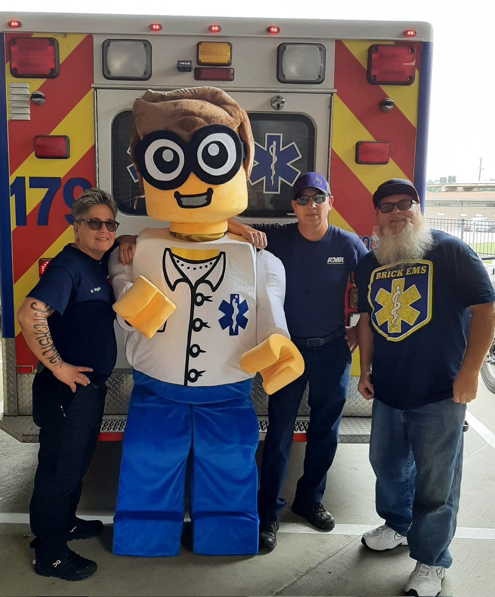 Bubbles & I got to see some AMR peeps! Stay safe out there & Happy EMS Week!
.
@AMR_Social @GMR_Social @CaliforniaAmbu1 @ems_universe @NREMT @EMS1
#amr_social #americanmedicalresponse  #EMSWeek2023 #emsweek #emsstrong