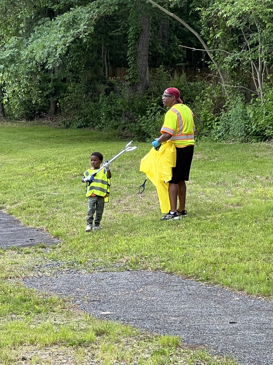 CharlesCoMD's tweet image. Community is when 13 neighborhoods and over 220 citizens come together to participate in the Charles County Community Cleanup 🗑️ The volunteers collected over 6000 pounds of trash and we still have two more neighborhood cleanups scheduled.  🎉🎈  #SupportYourCommunity