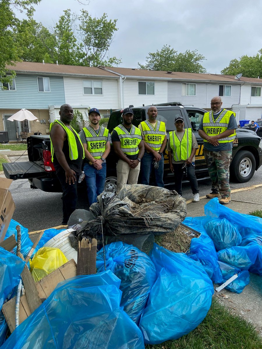 CharlesCoMD's tweet image. Community is when 13 neighborhoods and over 220 citizens come together to participate in the Charles County Community Cleanup 🗑️ The volunteers collected over 6000 pounds of trash and we still have two more neighborhood cleanups scheduled.  🎉🎈  #SupportYourCommunity