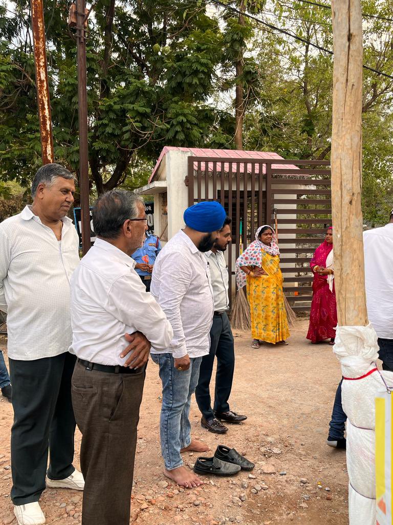 ParamjeetDang's tweet photo. #रीवा

आज दिनाँक 24/05/2023 को सुदिशा फाउंडेशन एवं अर्जुन नगर वेलफेयर सोसाइटी के संयुक्त प्रयास से स्थानीय अर्जुन नगर प्रांगण में निःशुल्क प्याऊ के शुभारंभ में शामिल हुआ। 

एक नई पहल के तहत प्याऊ का शुभारंभ नगर पालिक निगम के सफ़ाई कर्मचारी बहनों से करवाया गया। 
@Sudishango https://t.co/C4bw0rH6aI