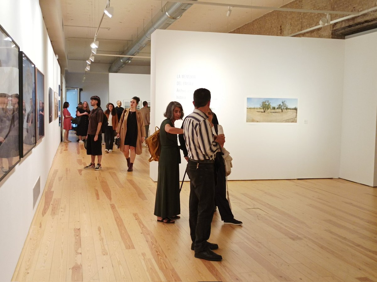 CICUS_'s tweet photo. Inaugurada la #exposición "Nuevas topografías fotográficas: De vueltas con el paisaje". 

Estará en las salas EP1 y EP2 de #CICUS @unisevilla hasta el 20 de julio. https://t.co/Tr3hzwupJi
