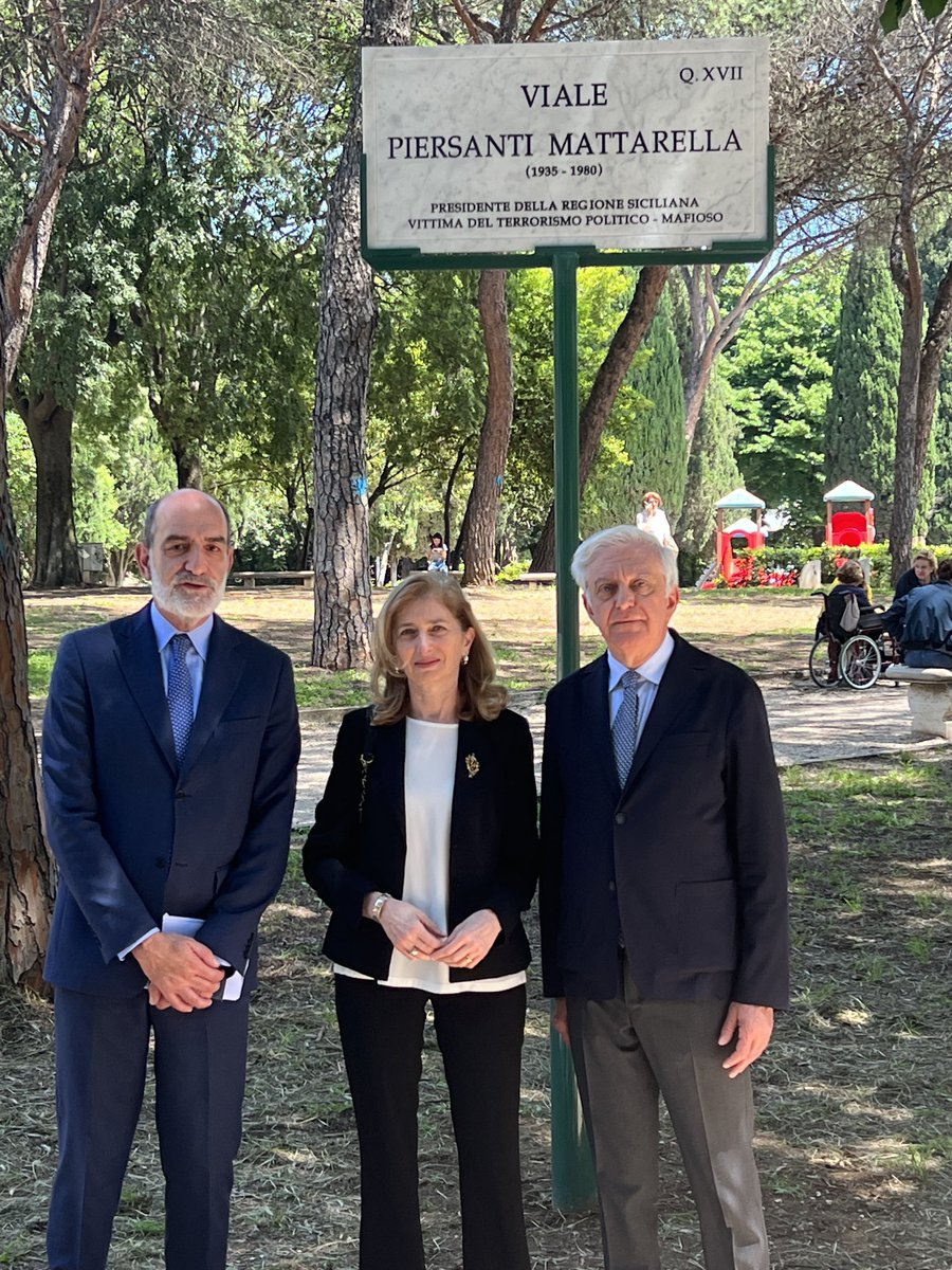 _giovannigrasso's tweet photo. Intitolato a Roma, al parco Nemorense, un viale a Piersanti Mattarella, con il sindaco Gualtieri la presidente del municipio Del Bello  e l’assessore comunale Gotor. Presenti  Bernardo, figlio di Piersanti e diversi familiari. https://t.co/AmCgGKQy2u