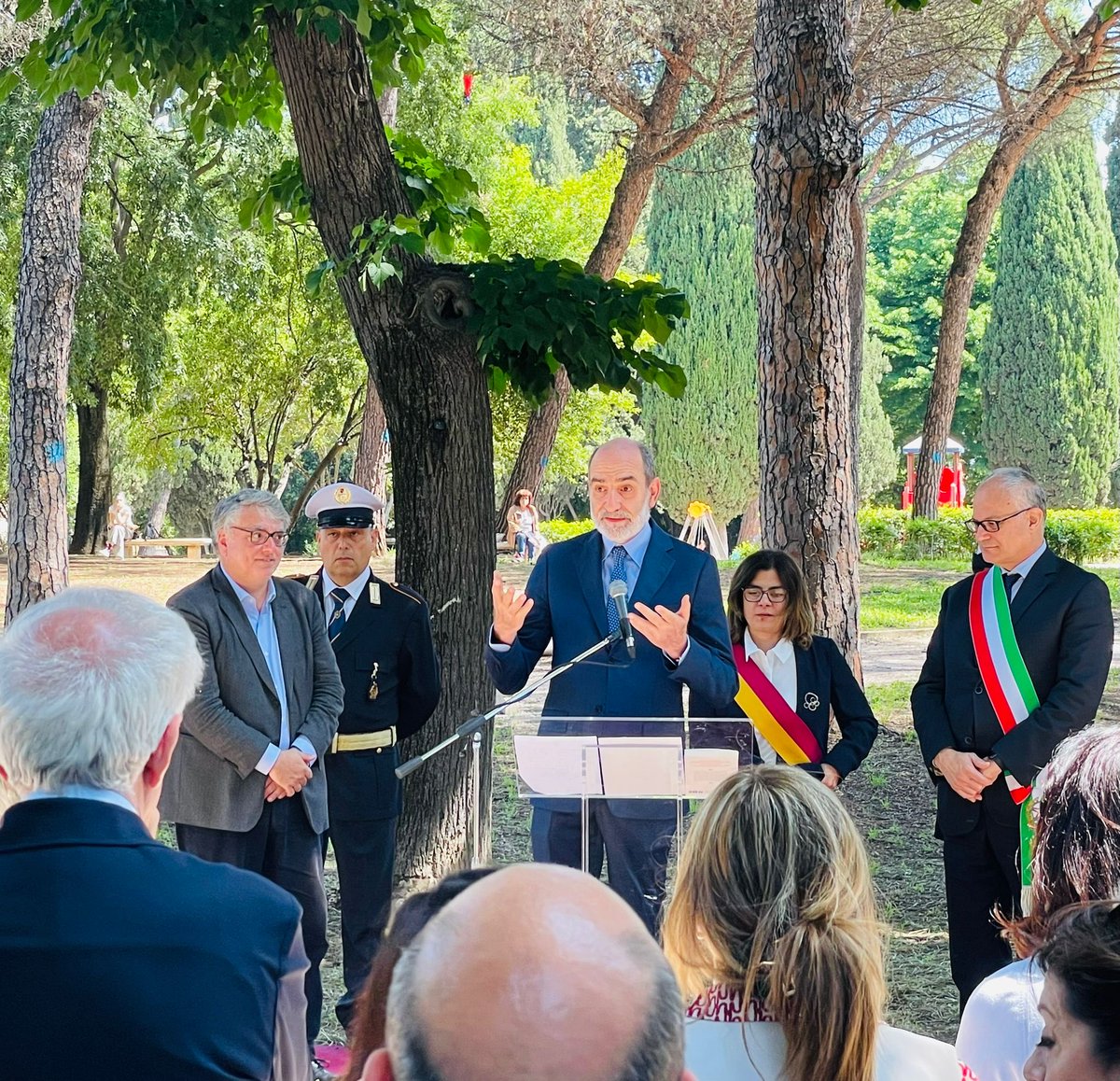_giovannigrasso's tweet photo. Intitolato a Roma, al parco Nemorense, un viale a Piersanti Mattarella, con il sindaco Gualtieri la presidente del municipio Del Bello  e l’assessore comunale Gotor. Presenti  Bernardo, figlio di Piersanti e diversi familiari. https://t.co/AmCgGKQy2u