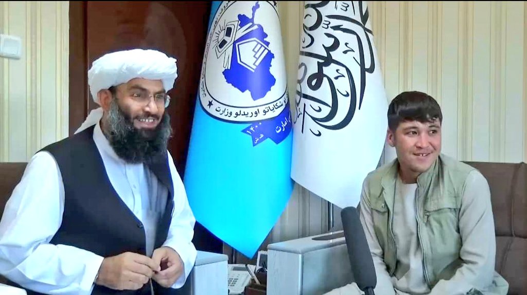 دېته عدالت وایې❤
طالبانو د امربالمعروف هغه محتسب له دندې ګوښه او منفک کړی کوم ، چې یو بس چلوونکی په څپیړه وهلی وو!
د امربالمعروف وزیر له بس چلوونکې بښنه غوښتې او نغدې مرسته یې هم ورسره کړې.