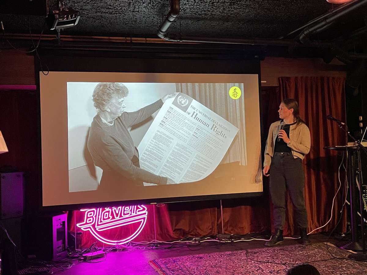 Final talk at the final day of #pint23 <a href="/pintofscienceNO/">Pint of Science Norway</a> at #Blåveis #Stavanger: <a href="/GunvorRomsbotn/">Gunvor Romsbotn</a> from <a href="/Amnesty_Norge/">Amnesty Norway</a> tells us about “Zero free speech”. Celebrating 75 years of the <a href="/UN/">United Nations</a> universal declaration of human rights.
