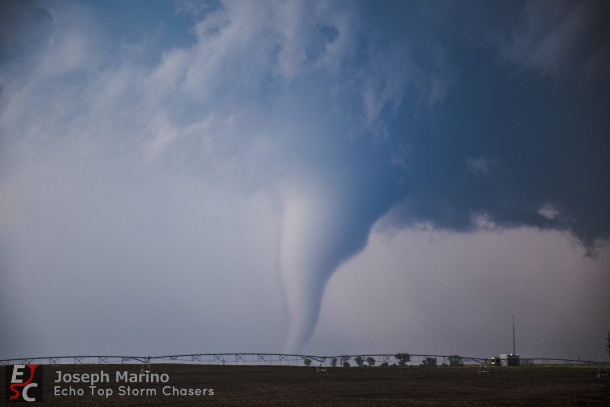 WxJmar93's tweet photo. More from 7 years ago. The chase of a lifetime! #StormHour #DDC2016 #KSwx @mattmwx @corey_tober @WxBDM https://t.co/HgwdfKPDCs