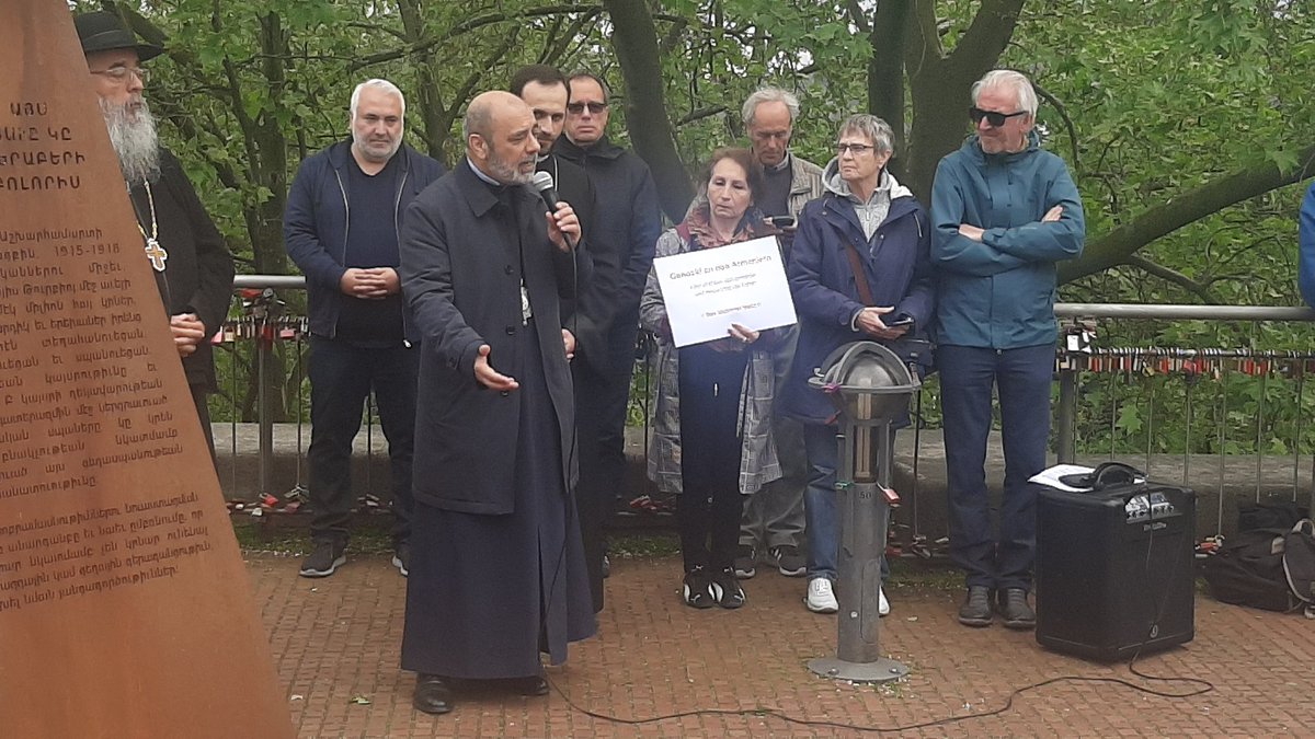 RechercheKoln's tweet photo. #Kölner Erinnerungs- und Mahnveranstaltung für den Erhalt des #armenischen #Mahnmals in #Köln. Redner, auch der Bezirksbürgermeister #AndreasHupke zeigen sich entsetzt über das Agieren der Verwaltung und OB #Reker #DasMahnmalbleibt
@IliasUyar , @Anerkennung1915 , @watchingyou81 https://t.co/ar6E3g5R7X