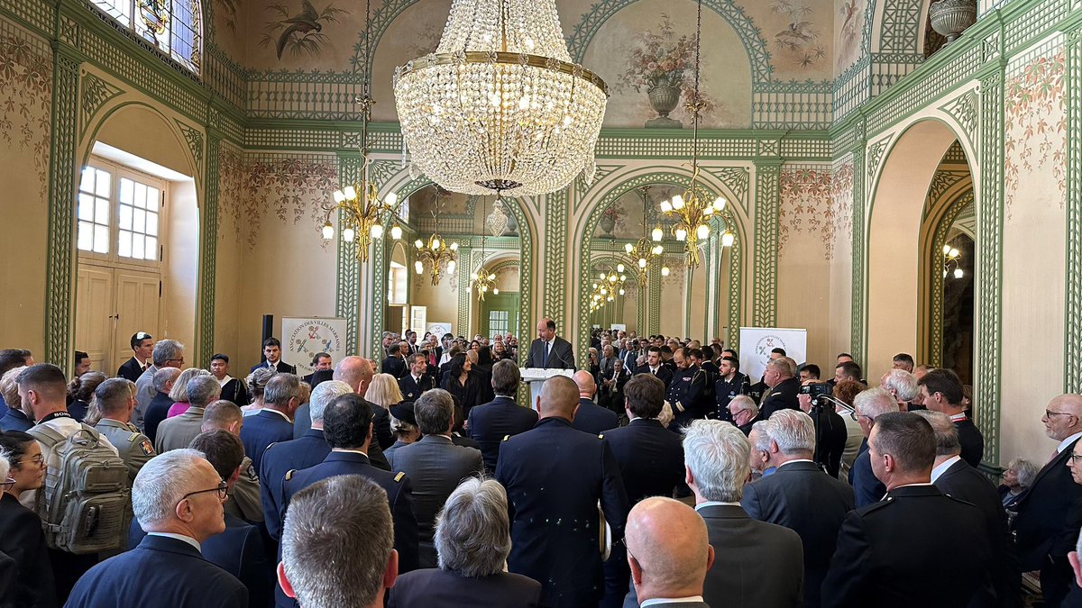 Très honorée de recevoir le Trophée du parrainage militaire de l’année au nom du @Maine_et_Loire ⚓️🇫🇷 Cette reconnaissance fait écho au parrainage que nous avons signé en juillet 2022 avec le sous-marin Le Triomphant. Grâce à lui, nos collégiens découvrent cet univers unique.