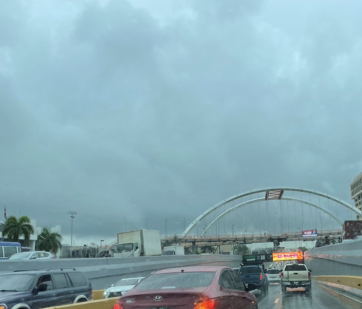 Mundial Sub 20: Hoy está lloviendo en RD, el cielo sigue muy nublado y se enfrenta Dominicana a un Brasil que está necesitando hacer muchos goles.
Esperamos que sólo nos caiga mucha agua y no muchos goles.

Vamos Dominicana !!!