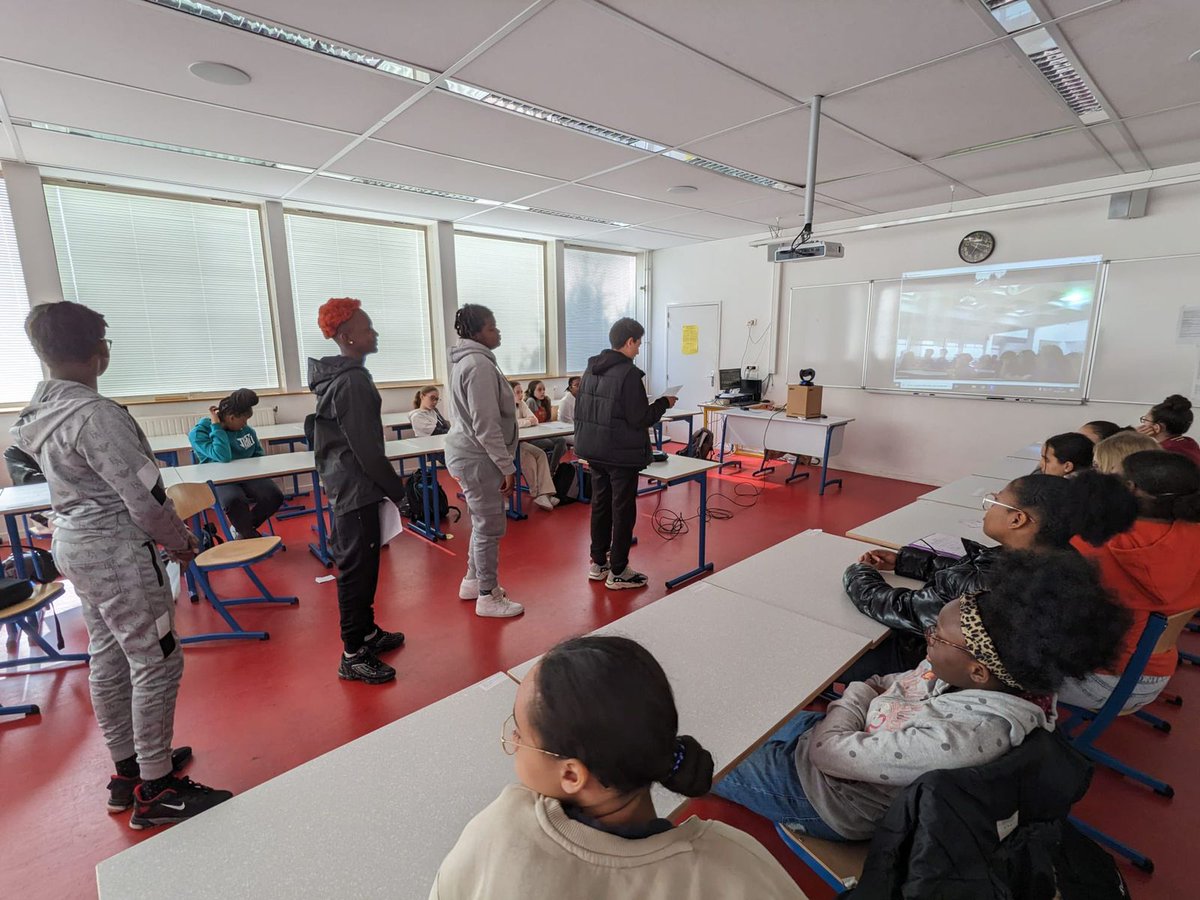 RhhsCollegeFR's tweet photo. Notre travail fructueux avec nos partenaires français a été clôturé aujourd'hui par une visioconférence. Les élèves ont échangé autour du thème de l'immigration. Un véritable enrichissement mutuel! @RHHSInterD @RHHS_Saida https://t.co/K3jf6p3qdT