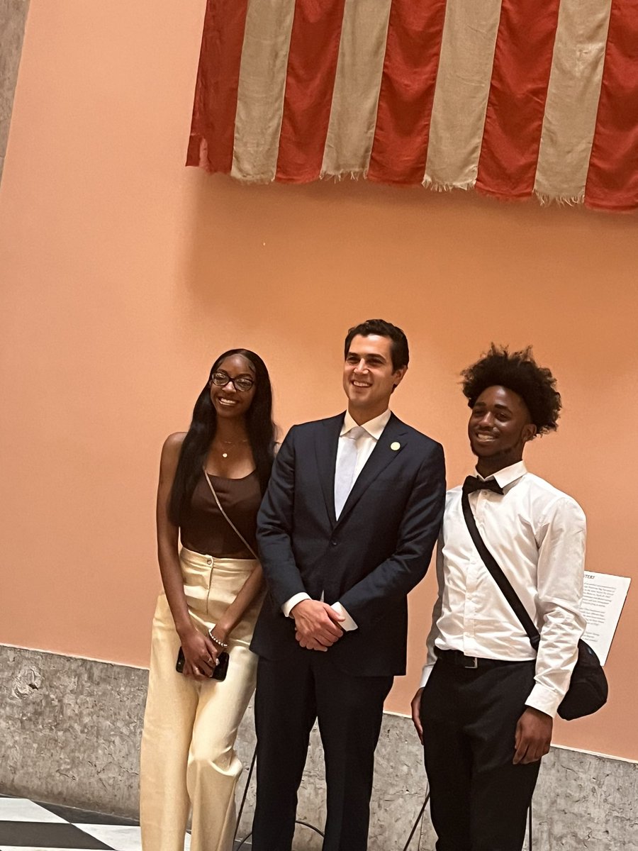 CPSHooverAP's tweet image. Valedictorians from @IamCPS Taft HS and Gamble HS honored before the Ohio Statehouse for their achievement by @Isaacsohn #CPSProud #Hardwork