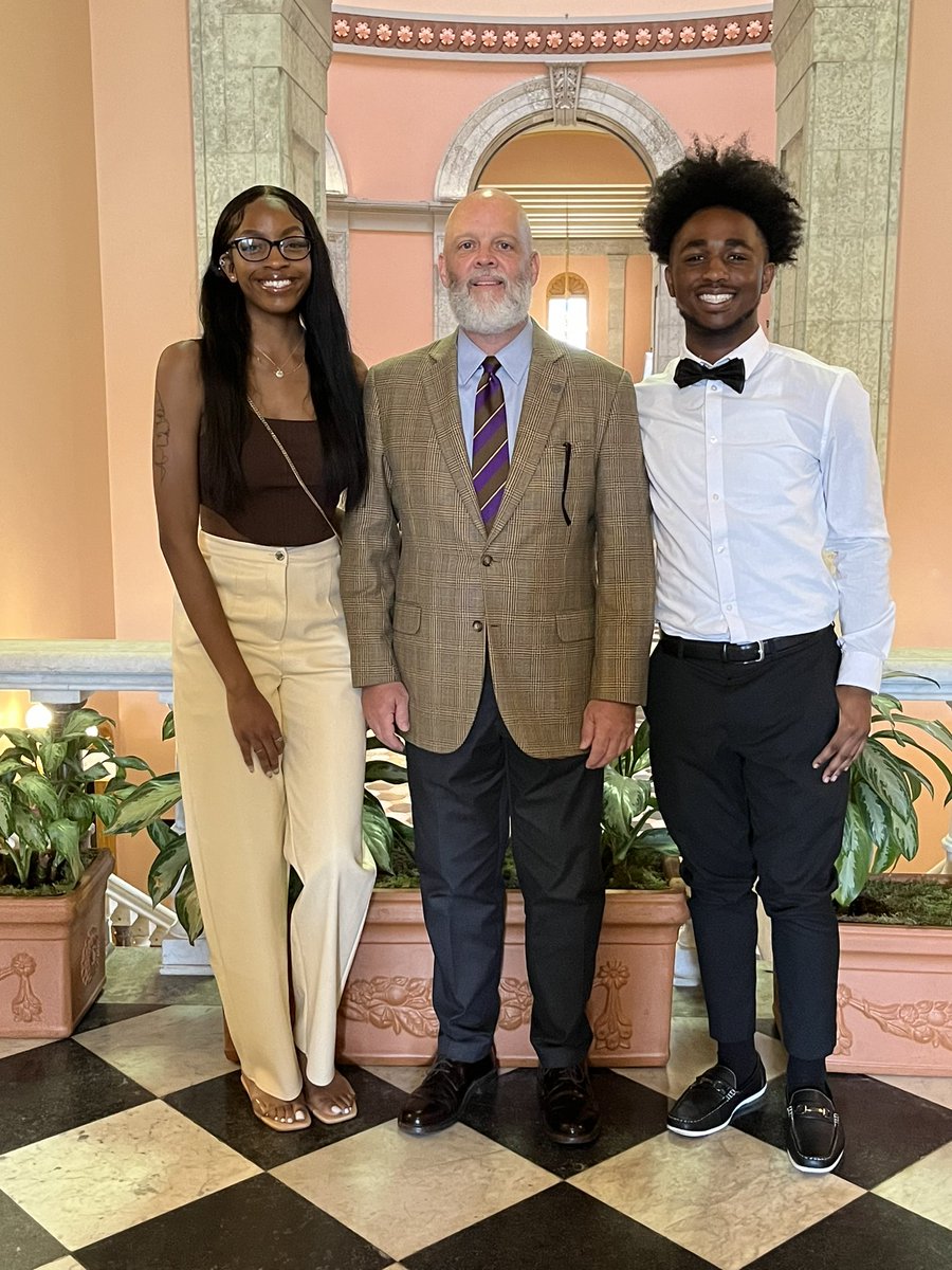 CPSHooverAP's tweet image. Valedictorians from @IamCPS Taft HS and Gamble HS honored before the Ohio Statehouse for their achievement by @Isaacsohn #CPSProud #Hardwork