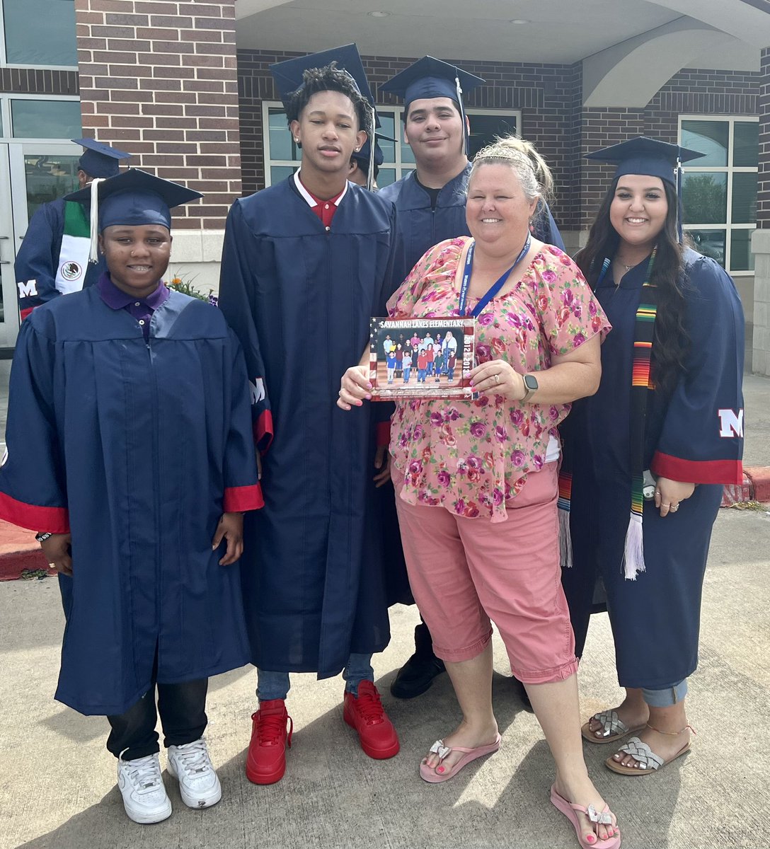 MandiJaramillo's tweet photo. I loved ๐ฅฐ seeing my former @SLESuns 2nd graders walk through our halls today as @ManvelHS seniors! I am so proud of all their accomplishments! #shineon #onceasunalwaysasun https://t.co/4SIPskGG1u