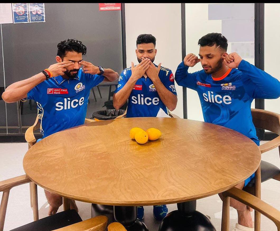 Cricketofy's tweet photo. Mumbai Indian players 🥭😂🤣
What goes around, comes around 🥭
#LSGvMI #naveenulhaq #naveen_ul_haq #naven #MumbaiIndians https://t.co/KVeAdwxxTA