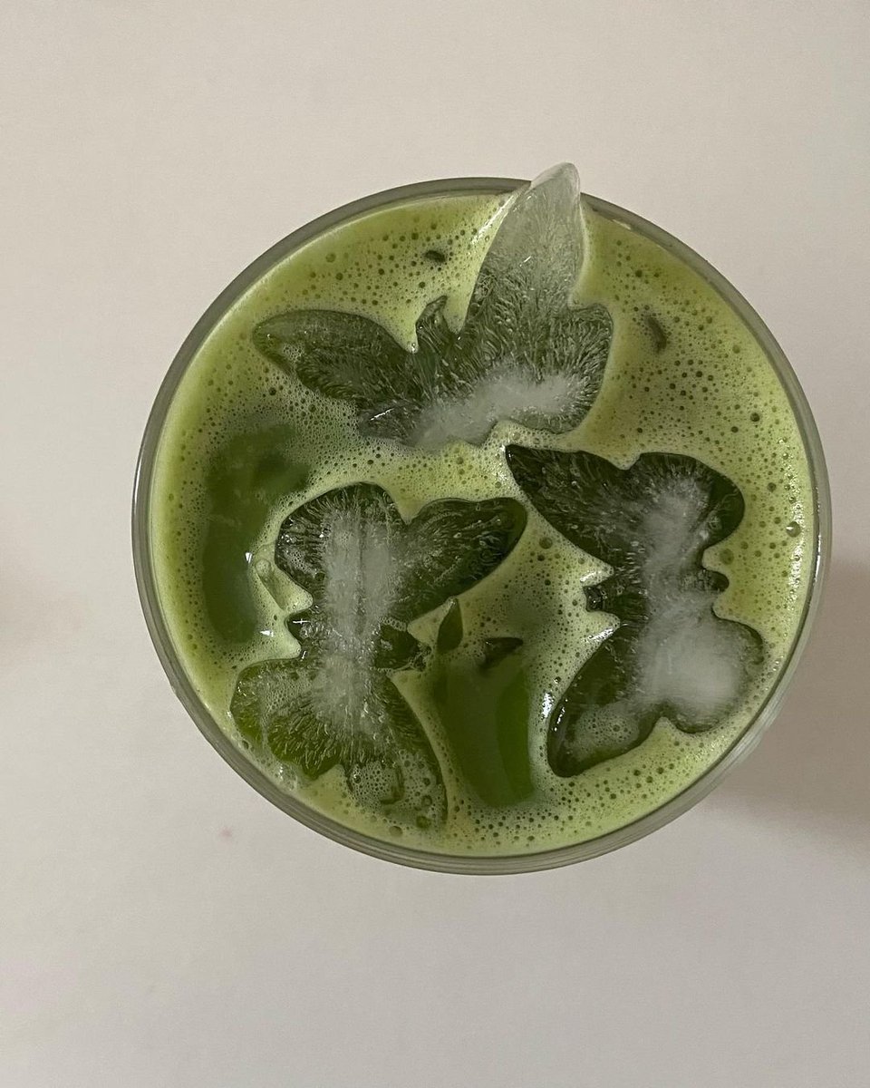 sweeteaclub's tweet photo. matcha with butterfly ice https://t.co/omrEdu7DqO