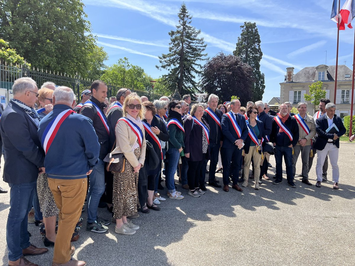 Nous étions ce midi une cinquantaine de maires sarthois pour marquer, à l’invitation de <a href="/ASSOMAIRES72/">Association des Maires de la Sarthe</a>, notre solidarité avec Yannick Morez, maire de St Brevin, et demander à l’Etat de protéger les élus locaux 
Merci à <a href="/Prefet72/">Préfet de la Sarthe</a> d’être venu nous saluer.
#SaintBrevin #morez