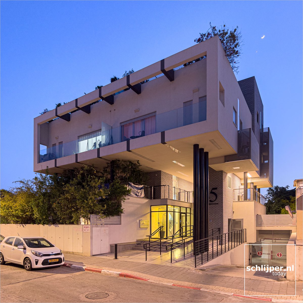 Also this is Shapira

Where: Tel Aviv, Ba'al HaAkeda
When: 23 05 2023 20:03 
What: #architectureTLV